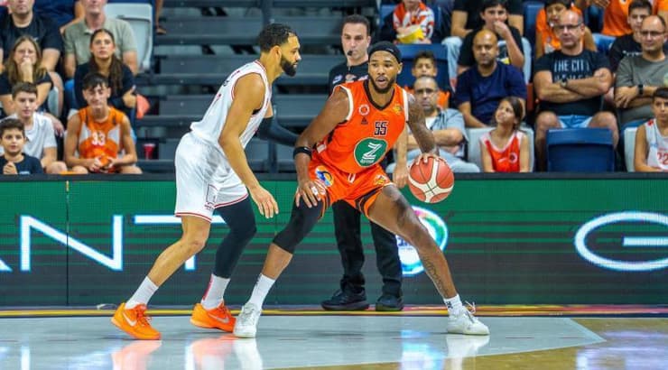 די ג'יי ברנס מול טיילר ראניס