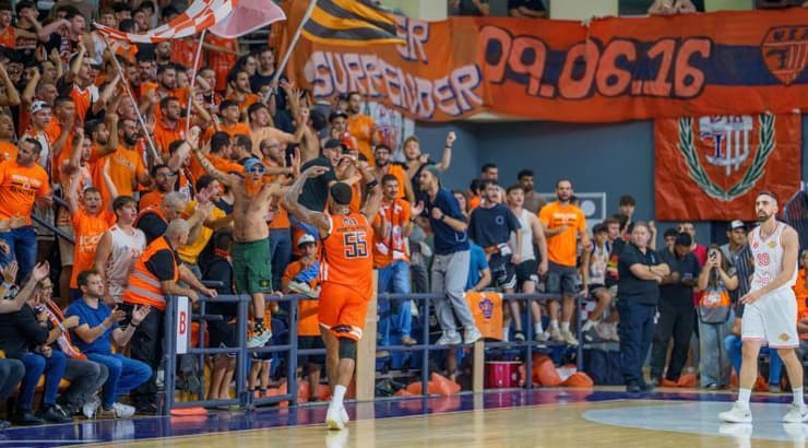 די ג'יי ברנס על רקע אוהדי מכבי ראשון לציון