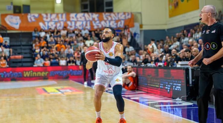 טיילר אניס מתכונן לזריקה