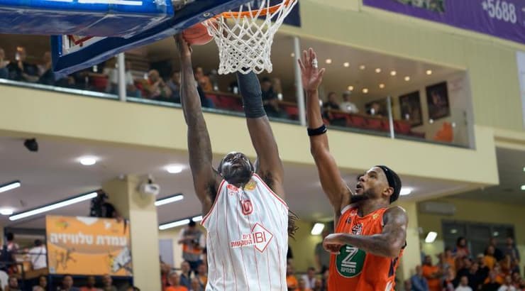 ג'ונתן מוטלי עולה להטבעה