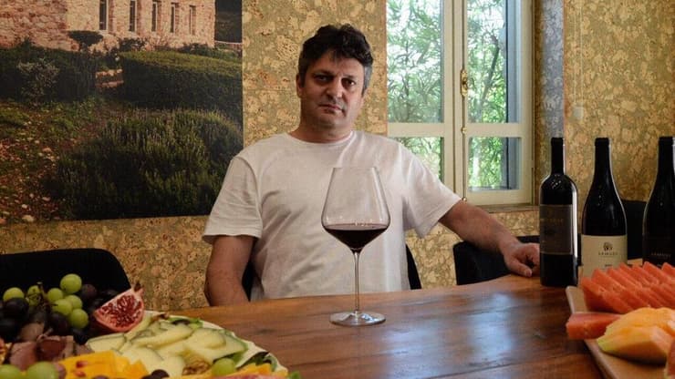 "בסוף אני פאלח". יובל סמואל (צילום: עידו ויינר) יובל סמואל