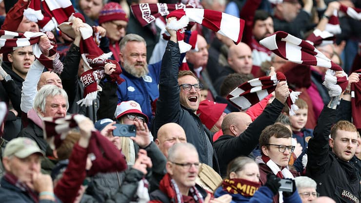 ישברו בצורת? אוהדי הארטס (צילום: Ian MacNicol/Getty Images) אוהדי הארטס