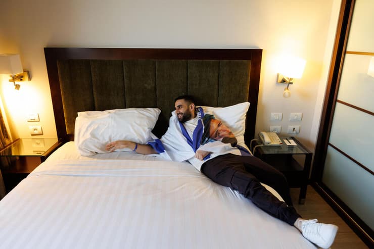 שגב כלפון, שורד השבי, משתחרר מהמחלקה בבית החולים 