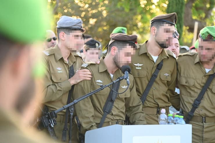 חבריו של איתי ז"ל שהגיעו להיפרד (צילום: יאיר שגיא ) חבריו של סמ״ר איתי יעבץ ז"ל מתוכנית ארז בצבא, בהלווייתו