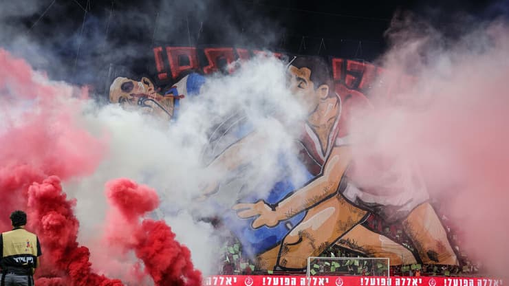 האבוקות בדרבי (צילום: עוז מועלם) האבוקות בדרבי