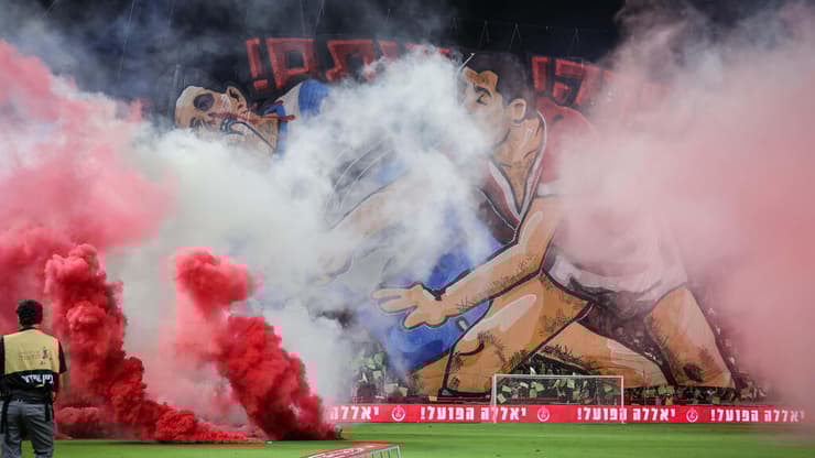 האבוקות שנזרקו לכר הדשא בבדרבי (צילום: עוז מועלם) האבוקות בדרבי