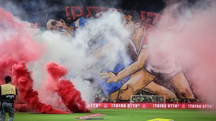 האבוקות בדרבי (צילום: עוז מועלם) האבוקות בדרבי