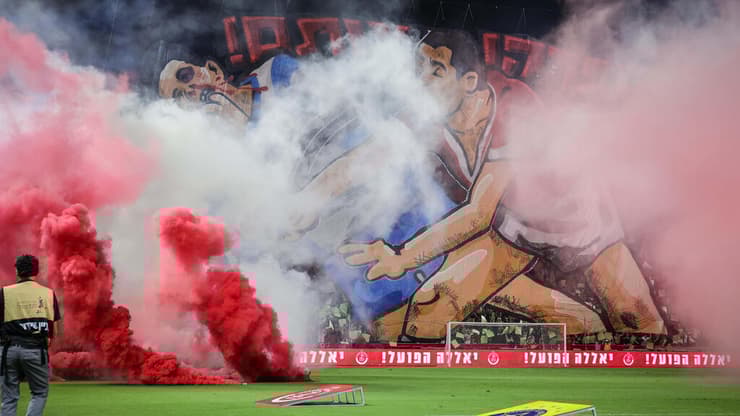 האבוקות בדרבי (צילום: עוז מועלם) האבוקות בדרבי