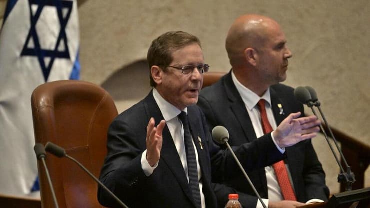 הגישה שבה נקט הרצוג היא לא בדיוק ה-DNA שלו - ודווקא בגלל זה היא התקבלה בהפתעה גדולה ( צילום: עמוס בן גרשום/ לע״מ) פתיחת מושב הכנסת