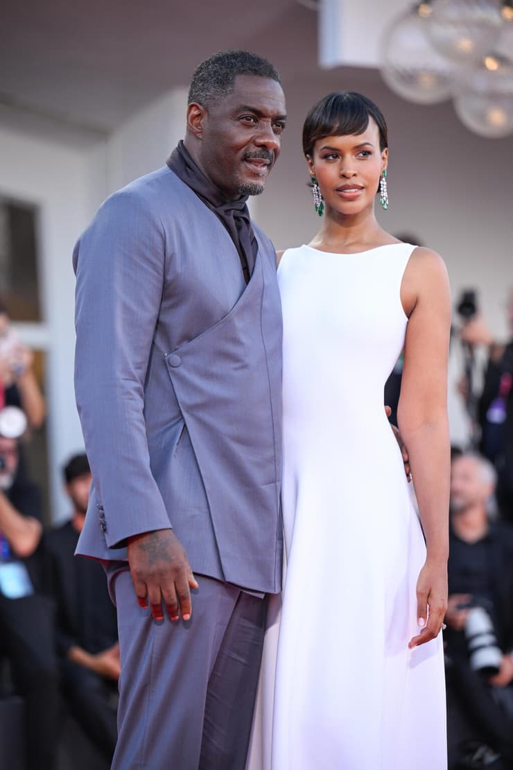 מעודדת ומרימה אותו. אלבה ואשתו סברינה (צילום: Kate Green/Getty Images for Netflix) אידריס אלבה ואשתו סברינה