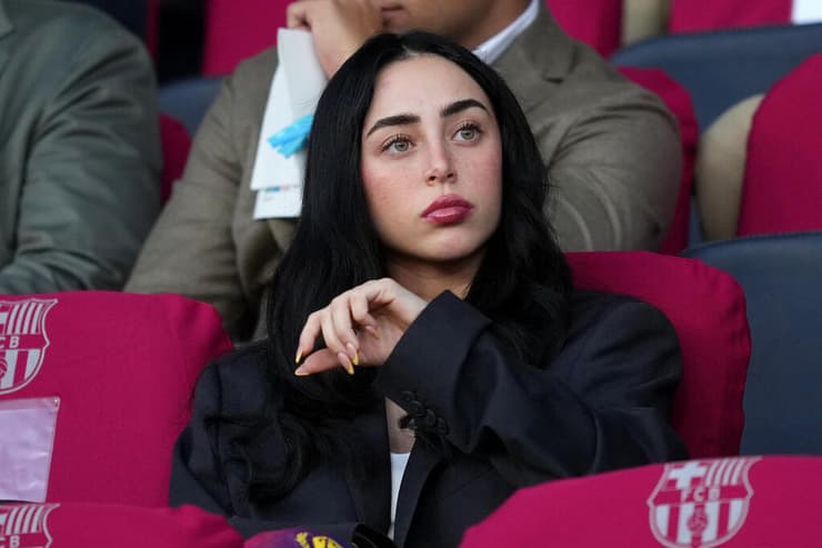 רומן מתוקשר. החברה ניקי ניקול במשחק מול אולימפיאקוס (צילום: Alex Caparros/Getty Images) ברצלונה - אולימיפאקוס ניקי ניקול החברה של לאמין ימאל