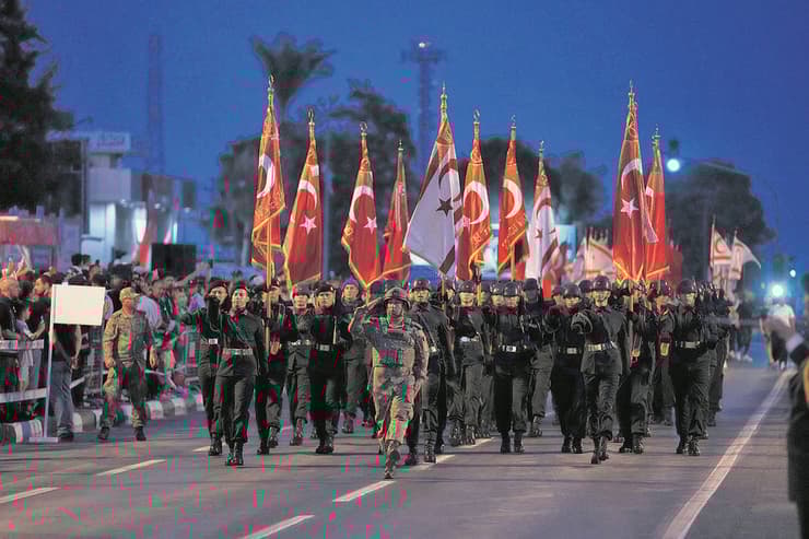 מצעד של הצבא הטורקי בשטח הכבוש של ניקוסיה, קפריסין, לציון יום השנה לפלישה לאי (צילום: Petros Karadjias/AP) מצעד של הצבא הטורקי בשטח הכבוש של ניקוסיה, קפריסין, לציון יום השנה לפלישה לאי
