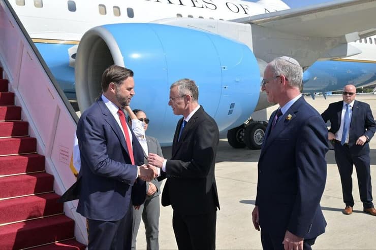 יריב לוין מקבל את פניו של ג'יי. די. ואנס