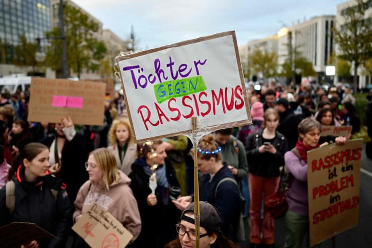 הפגנה ב ברלין נגד קנצלר גרמניה פרידריך מרץ