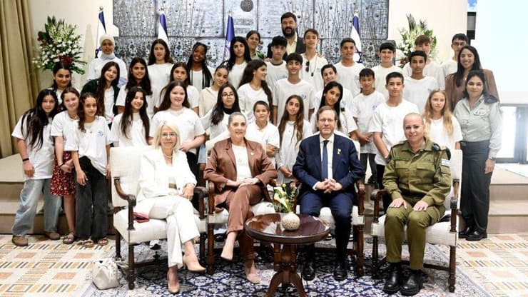 מפגש בבית הנשיא עם יתומי המלחמה שחגגו בר מצווה ובת מצווה