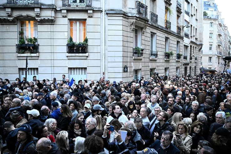 תומכי הנשיא לשעבר מריעים לו הבוקר ליד ביתו, לפני צאתו לכלא (צילום: JULIEN DE ROSA / AFP) נשיא צרפת לשעבר ניקולא סרקוזי נכנס ל כלא תומכיו מפגינים למענו ליד ביתו פריז