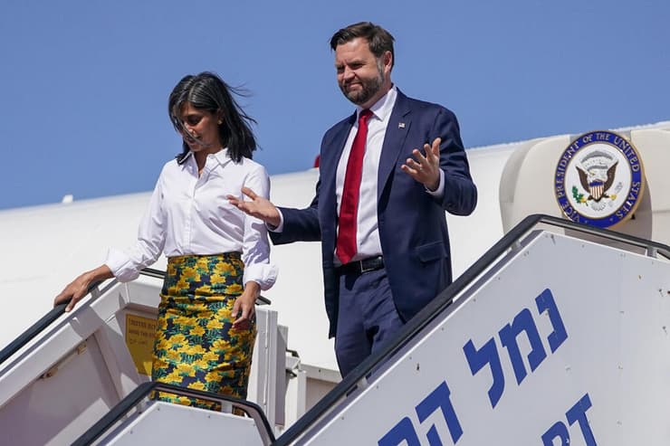  ג'יי. די. ואנס נוחת בישראל