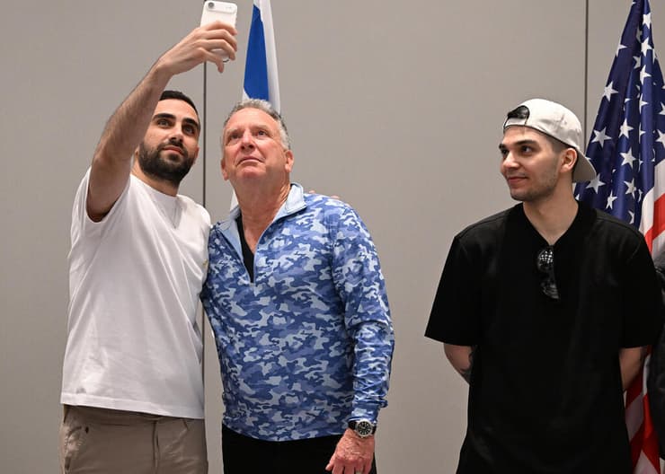 כלפון עושה סלפי עם וויטקוף, יוםף ח