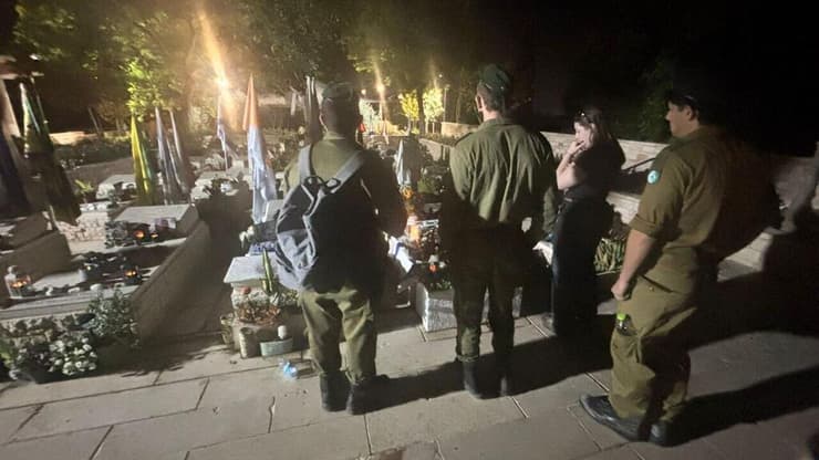 "מספר בלתי נתפס". בית העלמין במודיעין (צילום: מאיר תורג'מן) חבריהם ללימודים של החללים במודיעין מבקרים בבית הקברות