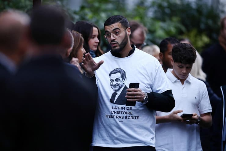 צילום: REUTERS/Sarah Meyssonnier נשיא צרפת לשעבר ניקולא סרקוזי נכנס ל כלא תומכיו מפגינים למענו ליד ביתו פריז