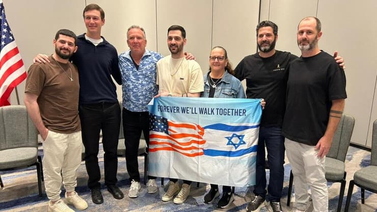 גלי וזיו ברמן לצד וויטקוף וקושנר (צילום: מטה משפחות החטופים) שורדי שבי נפגשו עם וויטקוף וקושנר