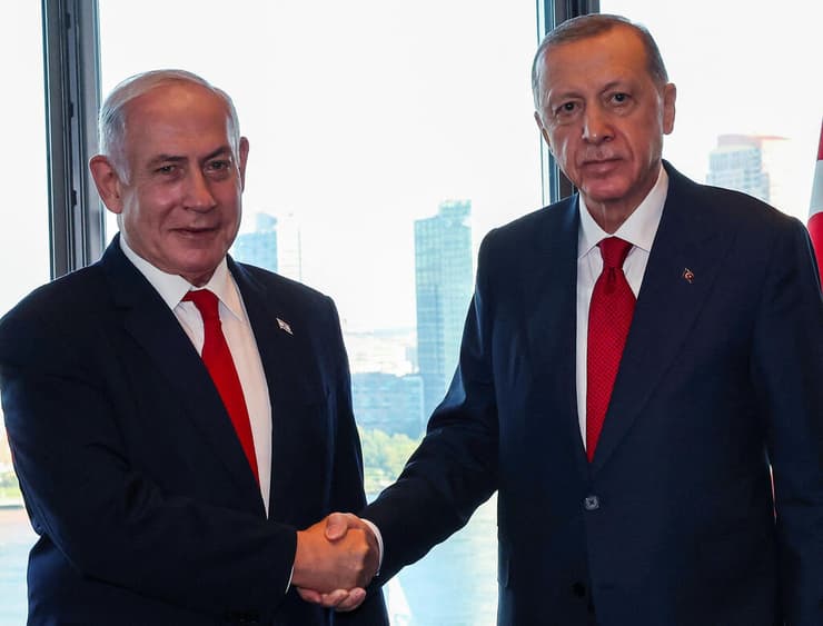 ארדואן ונתניהו בימים אחרים (צילום: Handout/Turkish Presidency Press Office/AFP) רג'פ טאיפ ארדואן ובנימין נתניהו בפגישה בניו יורק, 2023