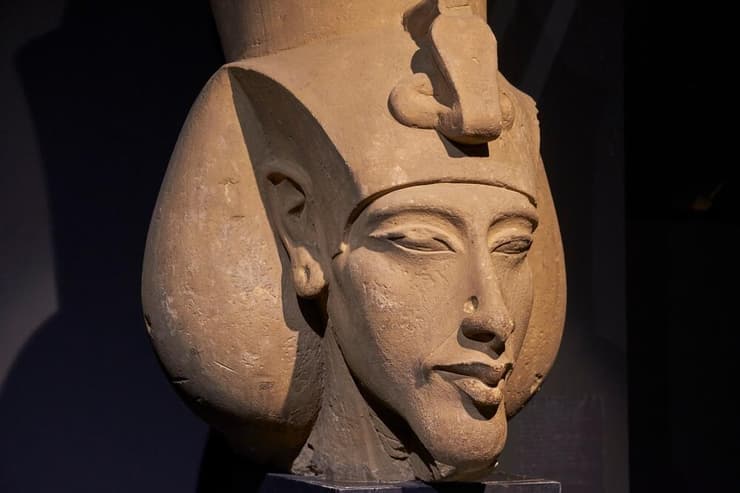 פסלו של אחנתון, שנודע כאמנחותפ הרביעי (צילום: Maciek67/Shutterstock) פסלו של אחנתון, שנודע כאמנחותפ הרביעי