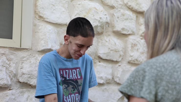 "מאז שהוא עבר ל'בית לחיים', המצב הנפשי שלו השתפר". נדב, שמתגורר
ב"בית לחיים" של אלו"ט (צילום: שמוליק דודפור) רב-קו אונליין ואלו"ט