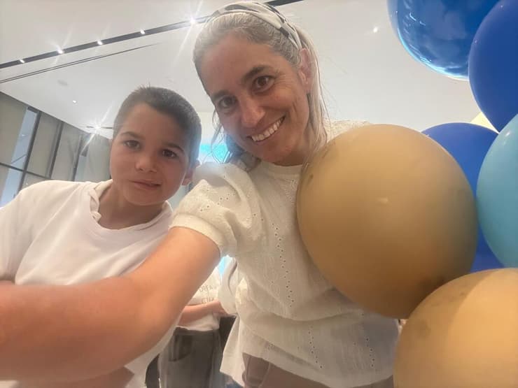 יעל נאמן, אלמנתו של ד"ר איתן נאמן שנפל במלחמה, עם הבן יהודה