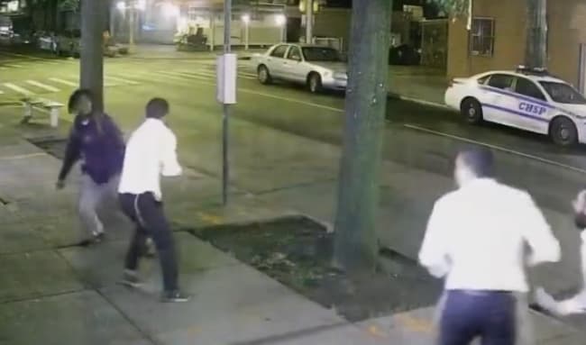 התוקף והנדקר, שניות לאחר הדקירה (צילום: ארגון השומרים קראון הייטס) התוקף והנדקר, שניות לאחר הדקירה