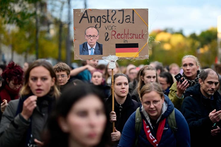 הפגנה ב ברלין נגד קנצלר גרמניה פרידריך מרץ