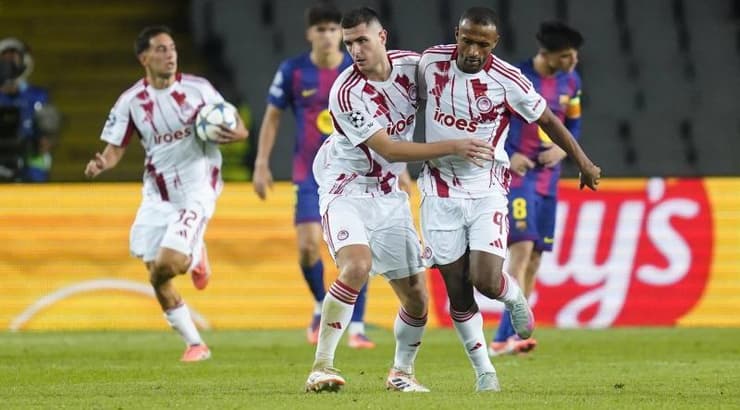 שחקני אולימפיאקוס חוגגים