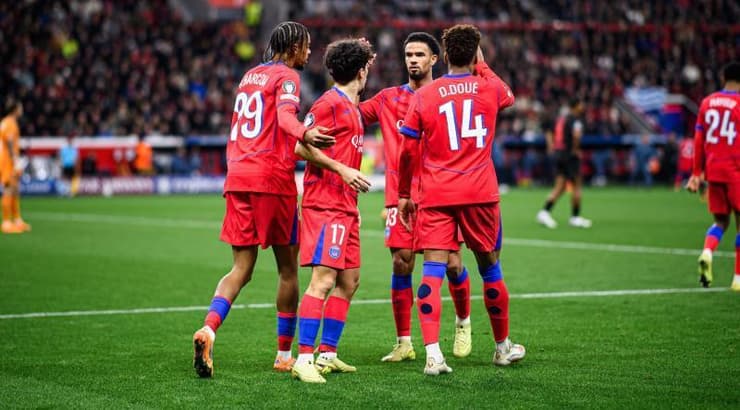 שחקני פ.ס.ז' מאושרים (IMAGO) שחקני פ.ס.ז' מאושרים