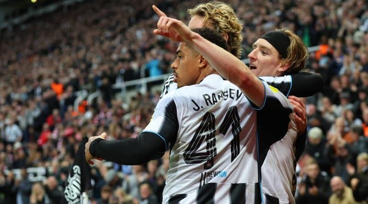 שחקני ניוקאסל חוגגים (IMAGO) שחקני ניוקאסל חוגגים