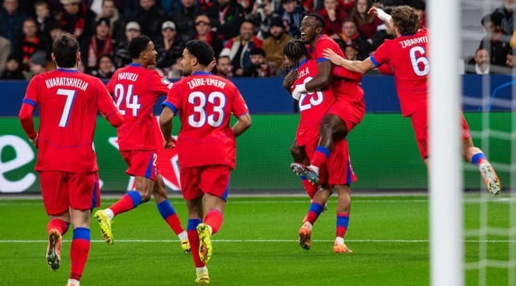 שחקני פאריס בטירוף (IMAGO) שחקני פאריס בטירוף