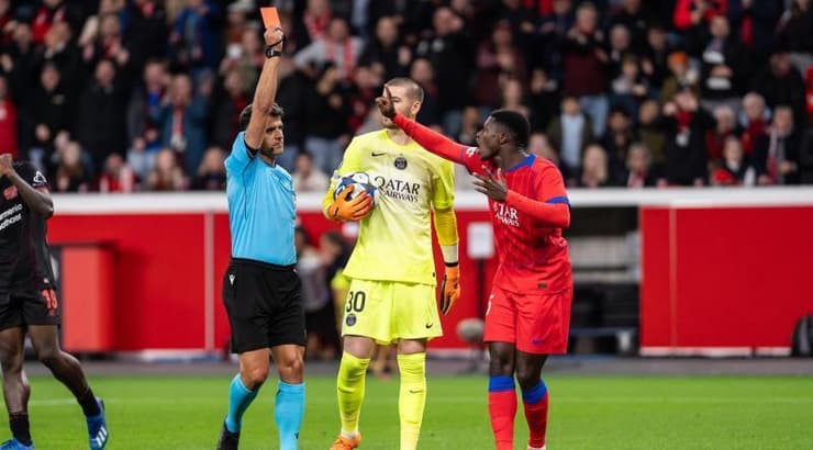 חיל מנסאנו שולף את הכרטיס האדום (IMAGO) חיל מנסאנו שולף את הכרטיס האדום