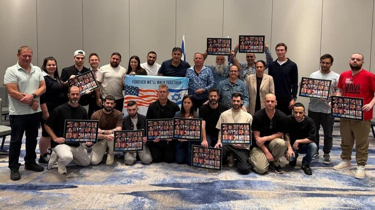 שורדי השבי לצד השליחים האמריקנים וויטקוף וקושנר (צילום: מטה משפחות החטופים) שורדי שבי נפגשו עם וויטקוף וקושנר