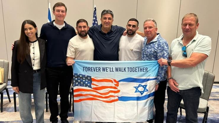 שגב כלפון לצד וויטקוף וקושנר (צילום: מטה משפחות החטופים) שורדי שבי נפגשו עם וויטקוף וקושנר