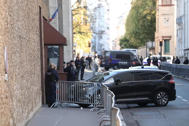 מכוניתו של סרקוזי נכנסת לכלא שבו יוחזק, הבוקר (צילום: REUTERS/Christian Hartmann) צרפת מכוניתו של ה נשיא לשעבר ניקולא סרקוזי נכנסת ל כלא שבו יוחזק