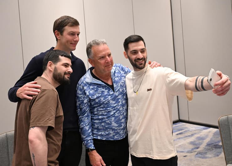 האחים ברמן בסלפי עם וויטקוף וקושנר