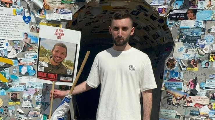 מתן אנגרסט בביקור ראשון בכיכר החטופים