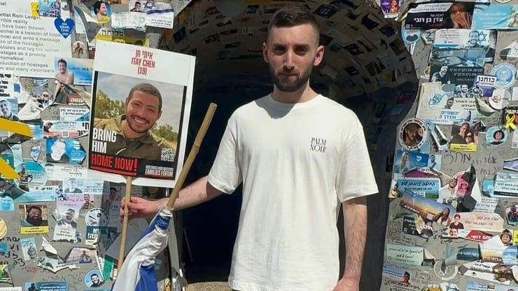 מתן אנגרסט בביקור ראשון בכיכר החטופים