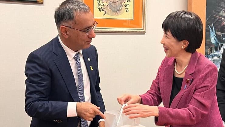 סנאה טאקאיצ'י והשגריר גלעד כהן. "צופה להידוק היחסים בהנהגתה" (צילום: שגרירות ישראל ביפן) סנאה טאקאיצ’י