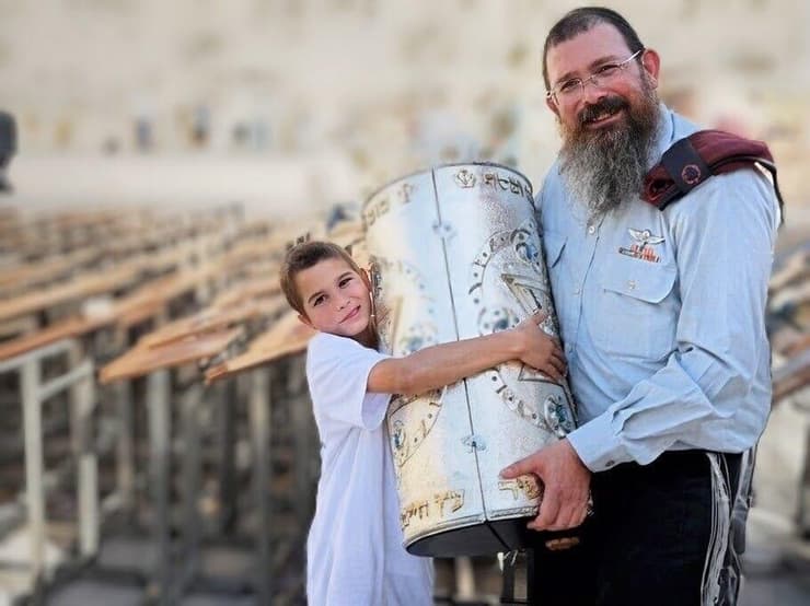 יהודה נאמן, בנו של איתן נאמן ז"ל שנפל במלחמה, עם הרב שרגא דהן שטיפל בגופת אביו