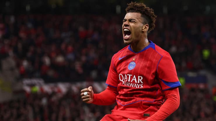 הצגה של האלופה המכהנת. דואה חוגג (צילום: FRANCK FIFE / AFP) דואה