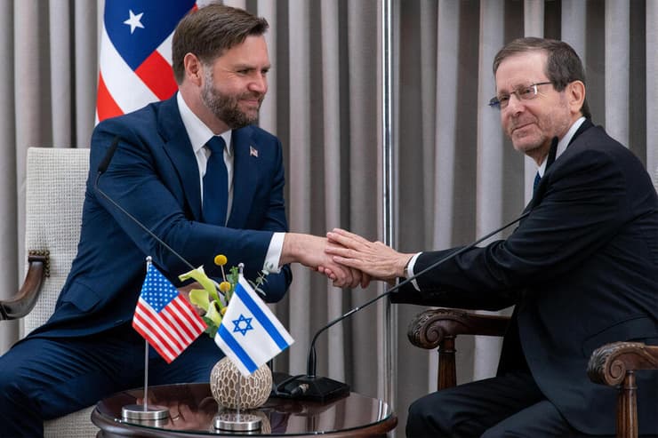 ואנס בפגישה עם נשיא המדינה יצחק הרצוג, היום (צילום: Nathan Howard/Pool via REUTERS) פגישתם של נשיא המדינה הרצוג וסגן נשיא ארה"ב ג'ידי וואנס