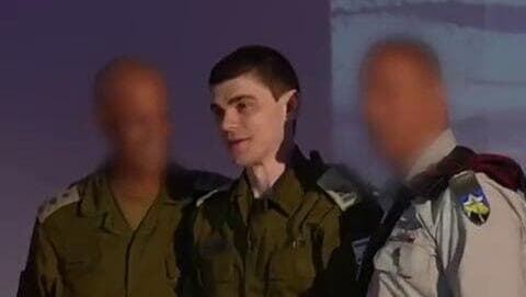 סרן (במיל') מקסים הרקין נואם בטקס מצטיינים בצבא