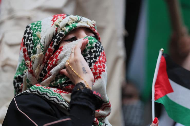 מפגינה פרו-פלסטינית בניו יורק ביום השנה למתקפת 7 באוקטובר