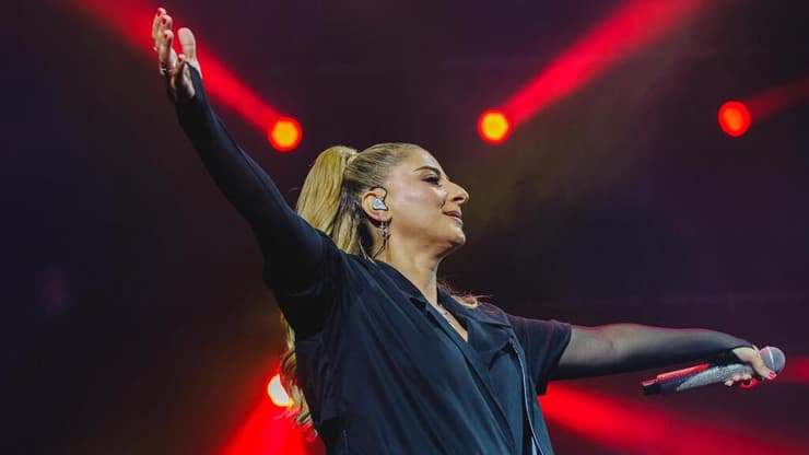 שרית חדד בהופעה בקיסריה