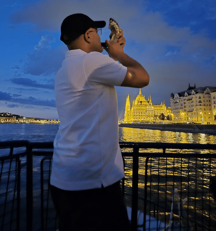 סא"ל אלעד על הדנובה. שהנהר יבלע את תלאותינו (צילום: ליאור בן עמי) סא"ל אלעד על הדנובה